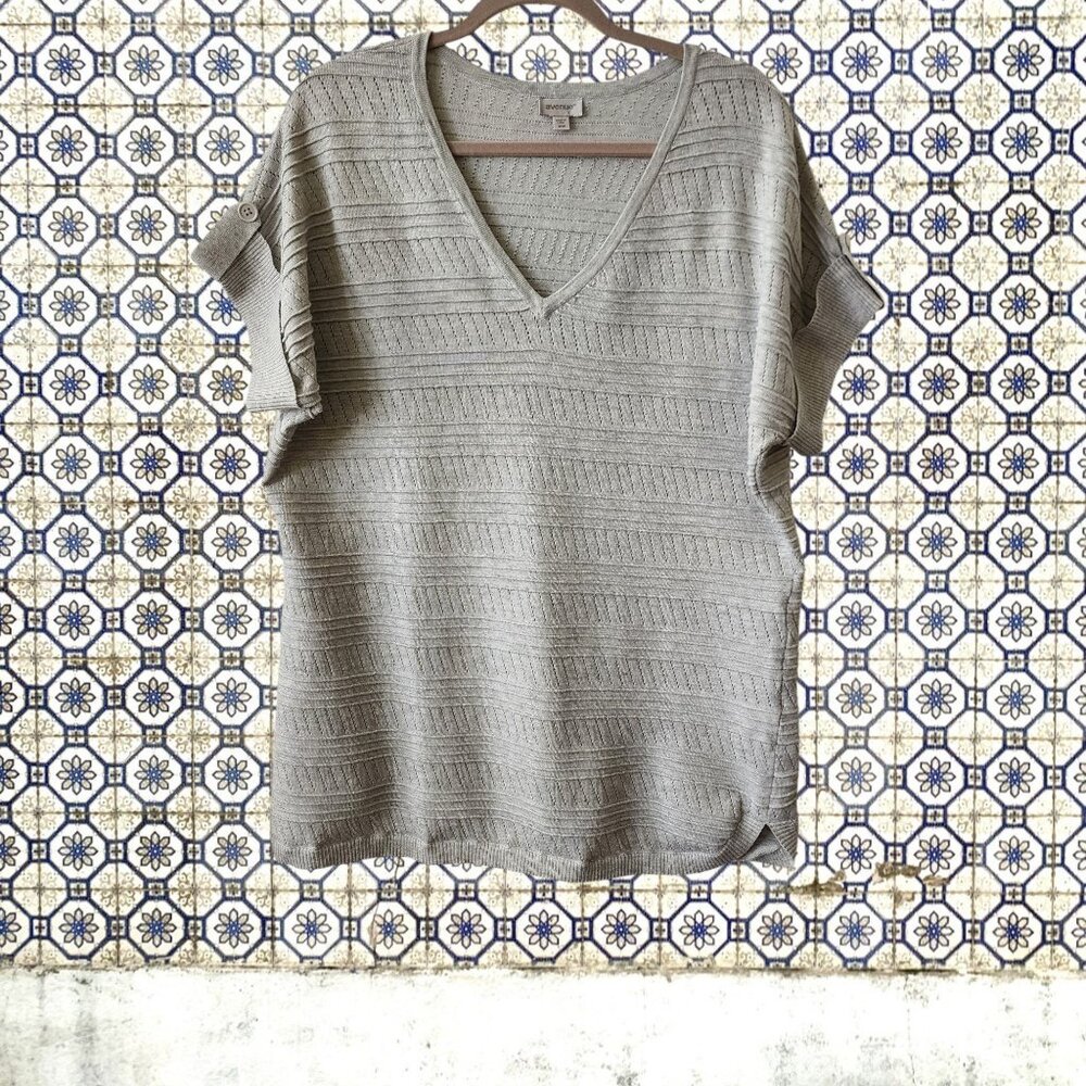 Avenue V-Neck Short Sleeve Sweater in Light Gray